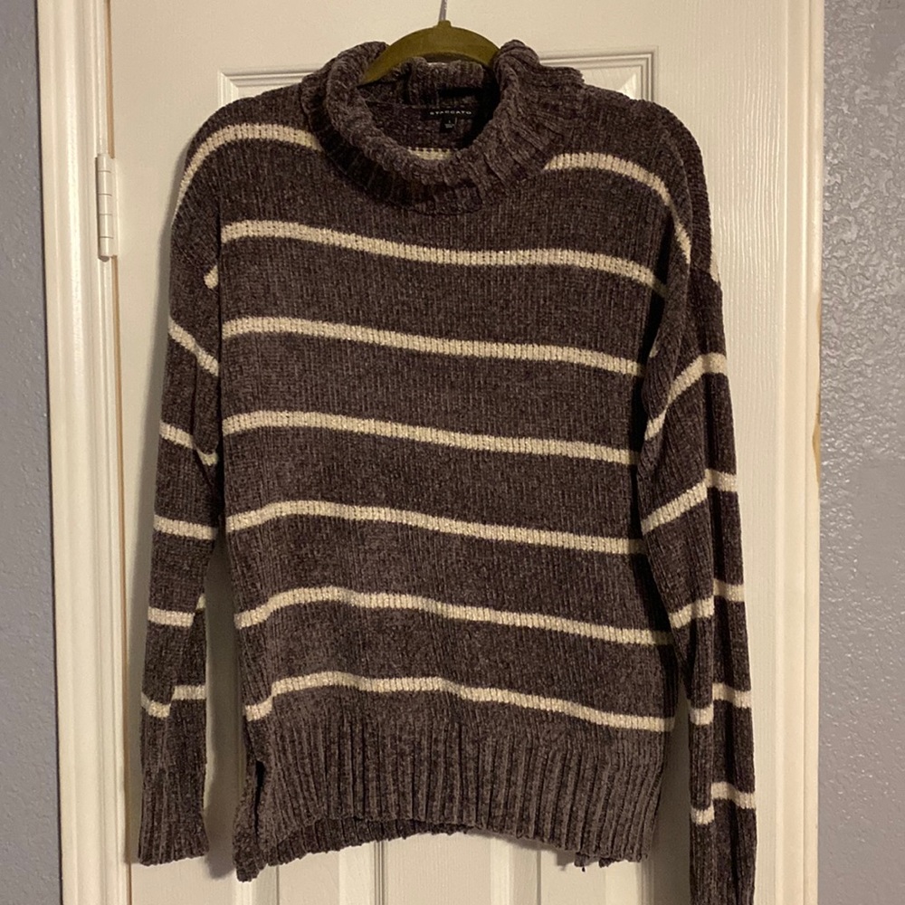 Staccato chenille feel cowl neck sweater w split sides. Size large.